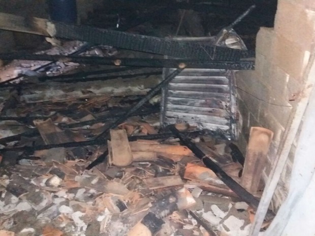 Casa da vítima foi incendiada depois do crime (Foto: Blog do Sigi Vilares) Casa da vítima foi incendiada depois do crime (Foto: Blog do Sigi Vilares)