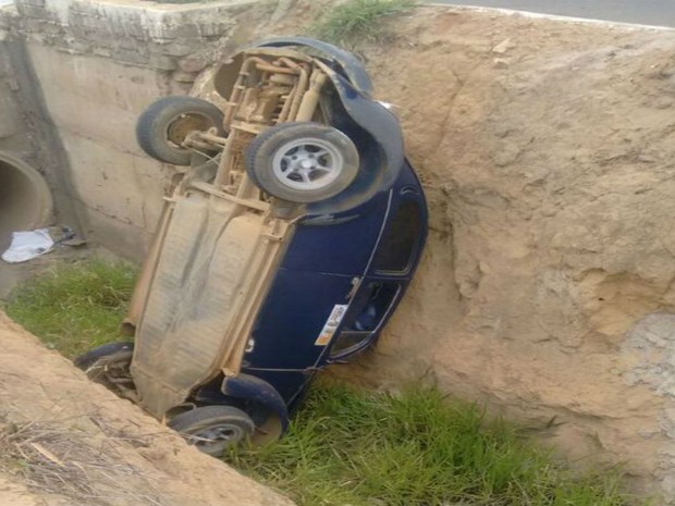 Carro cai em valeta de esgoto após acidente na Bahia (Foto: Blog do Anderson) Carro cai em valeta de esgoto após acidente na Bahia (Foto: Blog do Anderson)