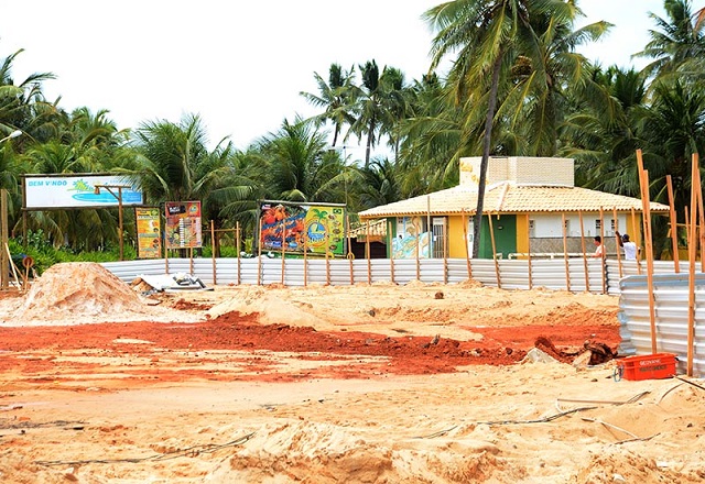 Barracas e quiosques estão sendo construídos no espaço onde funcionava o estacionamento à beira mar (Foto: Aristeu Chagas)