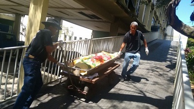 Com elevadores quebrados, corpos continuam sendo transportados por funcionários em carros-prancha (Foto: Bruno Wendel / Arquivo CORREIO)
