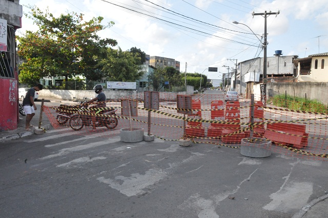 Prefeitura interdita trecho de via por conta da obra da Embasa (Foto: Agnaldo Silva) Prefeitura interdita trecho de via por conta da obra da Embasa (Foto: Agnaldo Silva)