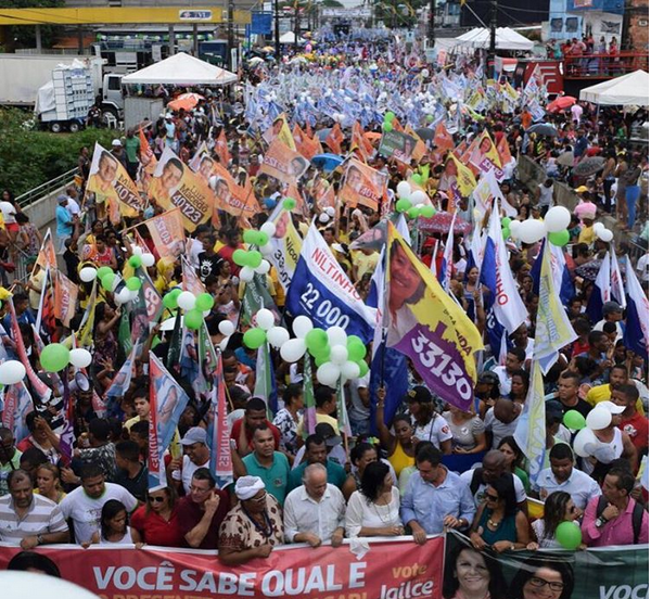 Jailce Andrade cercada por militantes (Foto: Reprodução)