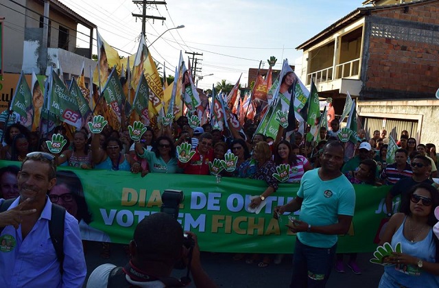 A primeira a abrir o desfile político foi a candidata Jailce Andrade (PC do B) - (Foto: Reprodução)