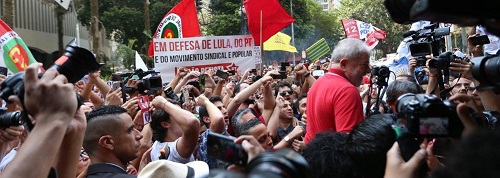 Lula agradeceu aos militantes que o aguardavam do lado de fora de um hotel no centro de São Paulo (Foto: Divulgação)