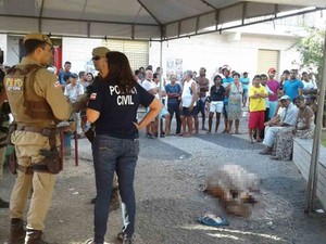 Mulher não resistiu aos ferimentos e morreu no local (Foto: Aldo Matos/ Acorda Cidade) Mulher não resistiu aos ferimentos e morreu no local (Foto: Aldo Matos/ Acorda Cidade)