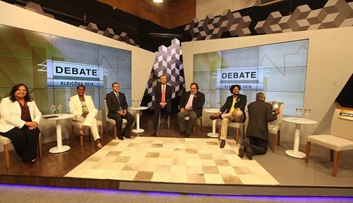 Candidatos se preparam para primeiro debate na televisão; Pastor Isidório de Santana ajoelha para orar (Foto: Adilton Venegeroles | Ag. A TARDE)