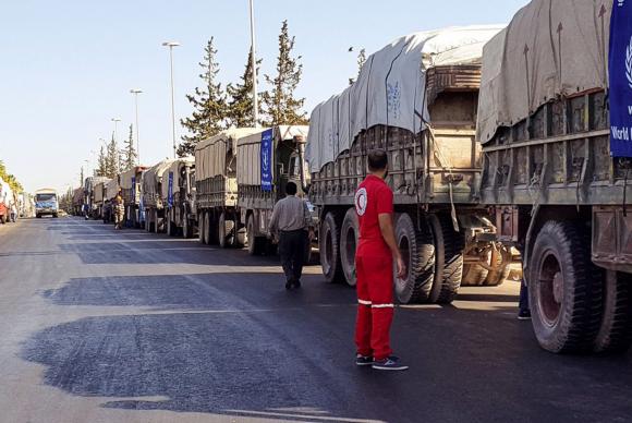 Comboio de 31 caminhões pouco antes de partir em direção à região rural de Aleppo, na Síria. Dezoito caminhões foram atingidos por um ataque aéreo ( Foto: Crescente Vermelho/divulgação/Agência Lusa/direitos reservados) Comboio de 31 caminhões pouco antes de partir em direção à região rural de Aleppo, na Síria. Dezoito caminhões foram atingidos por um ataque aéreo ( Foto: Crescente Vermelho/divulgação/Agência Lusa/direitos reservados)