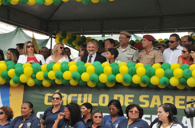 O prefeito Ademar Delgado prestigia o desfile  (Foto:Agnaldo Silva)