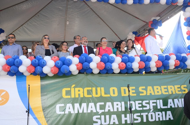 O prefeito Ademar Delgado prestigiou o desfile (Foto: Aristeu Chagas)
