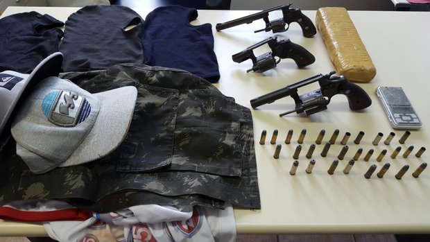 Com a quadrilha foram aprendidos três revólveres, coletes balísticos, roupas camufladas e um Honda Civic (Foto: Divulgação)