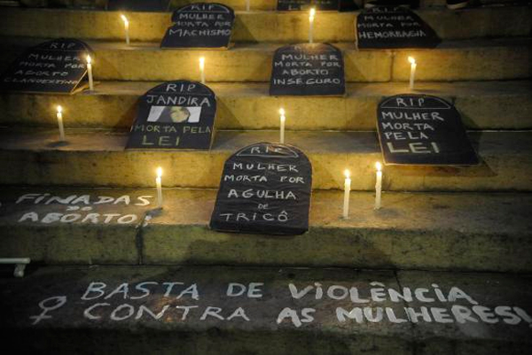 Protesto no Dia Internacional de Combate à Violência contra a Mulher e pelo fim da violência contra as mulheres (Fernando Frazão/Agência Brasil)