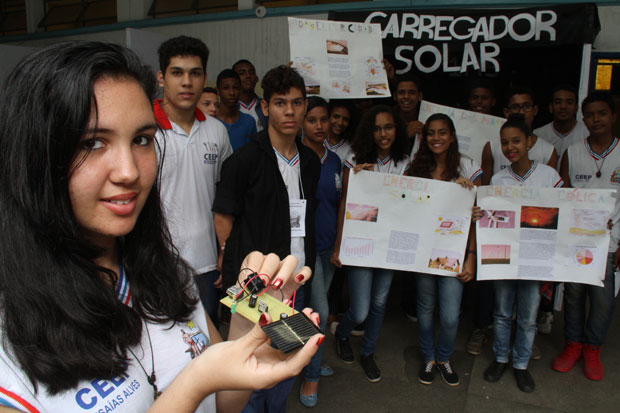Turma do curso técnico do CEEP com carregador de celular à base de energia solar (Foto: Evandro Veiga/CORREIO)
