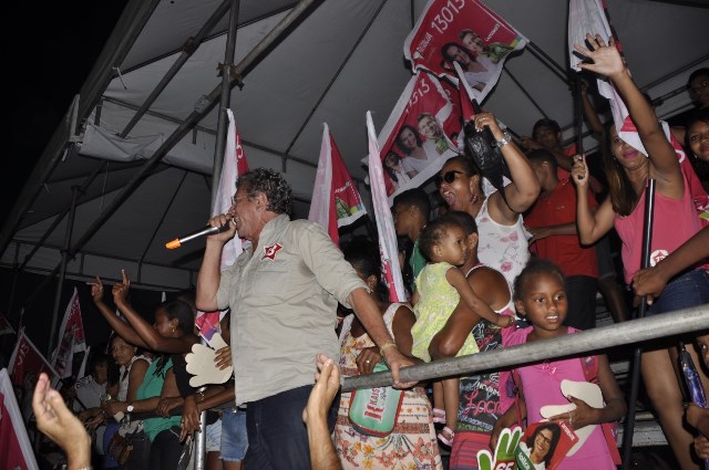 O candidato Luiz Caetano (PT) e o seu reforçado time botaram o jingle na rua e comemoraram o que chamam de 'virada' na campanha (Foto: Reprodução)