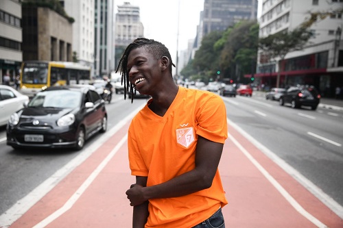 Jean Woolmay Denson Pierre, tem 20 anos, nasceu no Haiti, trabalha como modelo e quer estudar medicina (Foto: Fabio Tito/ G1) Jean Woolmay Denson Pierre, tem 20 anos, nasceu no Haiti, trabalha como modelo e quer estudar medicina (Foto: Fabio Tito/ G1)