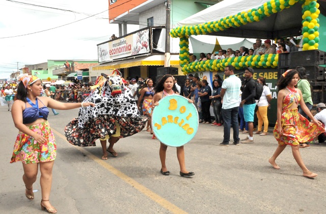 O tema do desfile deste ano é Círculos de Saberes: Camaçari desfilando sua história  (Foto: Agnaldo Silva)