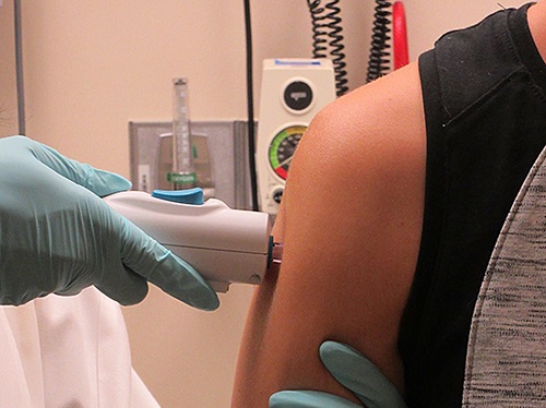 Voluntário saudável recebe a vacina de DNA desenvolvida pelo NIAID-NIH, nos Estados Unidos. A vacina entrou na fase 1 de testes clínicos (Foto: NIAID) Voluntário saudável recebe a vacina de DNA desenvolvida pelo NIAID-NIH, nos Estados Unidos. A vacina entrou na fase 1 de testes clínicos (Foto: NIAID)