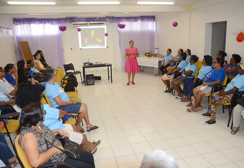 Mulheres participam de Chá Rosa (Foto: Aristeu Chagas)