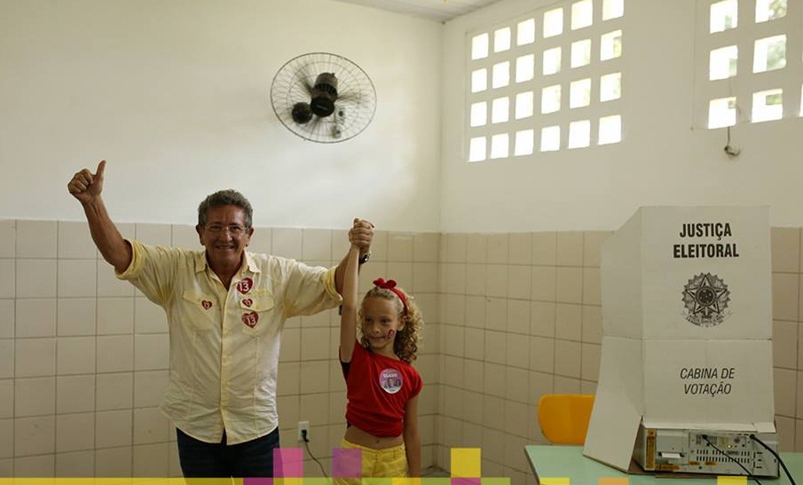 Candidato a prefeitura de Camaçari pelo Partido dos Trabalhadores (PT), Luiz Caetano votou agora pela manhã no Colégio Municipal Denise Tavares