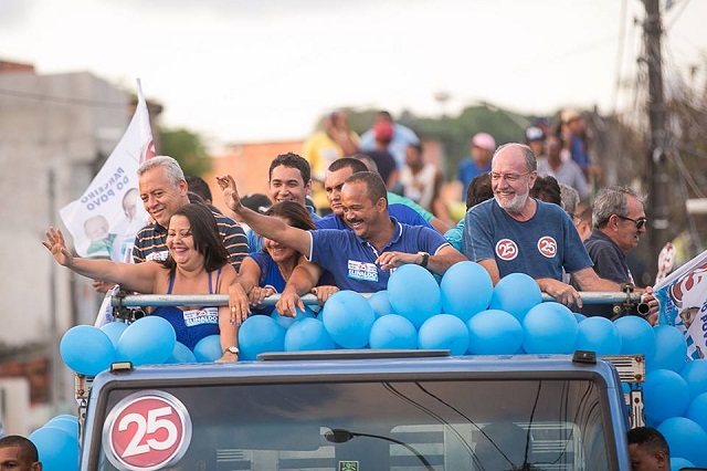 Prefeito e vice-prefeito eleitos, percorreram os bairros da sede do município, em cima de um caminhão, acenando e agradecendo a população pela vitória em 2 de outubro