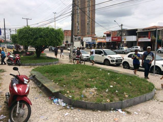 A grande concentração de lixo em alguns pontos mostra que o tradicional mutirão de limpeza realizado após a eleição ainda não chegou a Avenida Comercial A grande concentração de lixo em alguns pontos mostra que o tradicional mutirão de limpeza realizado após a eleição ainda não chegou a Avenida Comercial