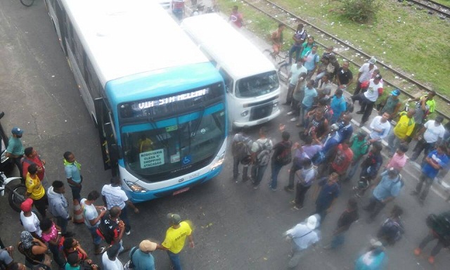 Os desempregados se reuniram em frente ao CIAT e fecharam a via de acesso ao centro da cidade (Foto: Leitor)