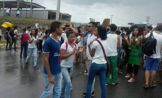 Estudantes fecharam a Via Parafuso