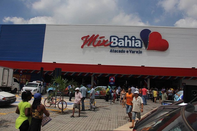 A população aguardou até que as portas fossem abertas às 9h da manhã