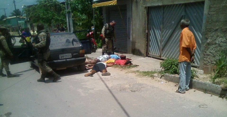Vítimas tinham entre 22 e 24 anos; crime aconteceu por volta das 11h, na Rua Maceió, localizada no Parque das Mangabas Vítimas tinham entre 22 e 24 anos; crime aconteceu por volta das 11h, na Rua Maceió, localizada no Parque das Mangabas
