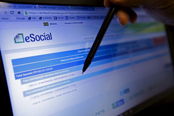 O Simples Doméstico reúne em uma única guia as contribuições fiscais, trabalhistas e previdenciárias que devem ser recolhidas (Foto: Marcelo Camargo/Agência Brasil) O Simples Doméstico reúne em uma única guia as contribuições fiscais, trabalhistas e previdenciárias que devem ser recolhidas (Foto: Marcelo Camargo/Agência Brasil)