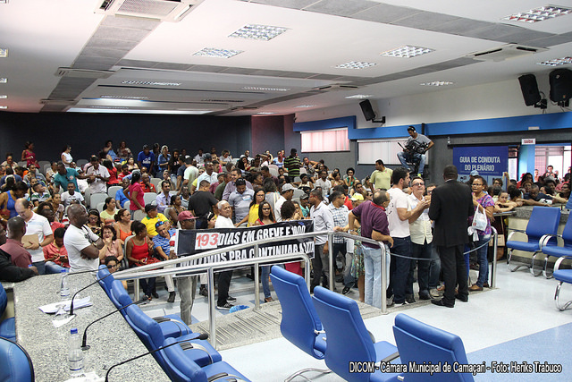 Professores lotam a Câmara para pedir intermediação em negociação com o executivo