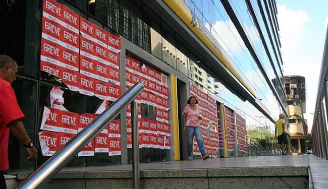 Os bancários pedem a reposição da inflação do período mais 5% de aumento real (totalizando 14,78% de reajuste) Os bancários pedem a reposição da inflação do período mais 5% de aumento real (totalizando 14,78% de reajuste)