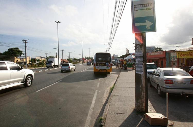 Ponto de ônibus em Portão, onde jovem foi espetada pelo ‘maníaco’ (Foto: Adilton Venegeroles/Ag. A Tarde)