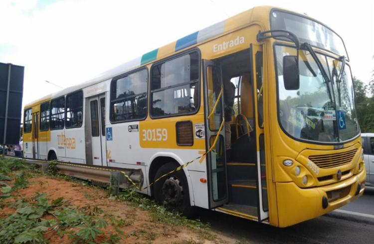 Crime aconteceu na Jaqueira do Carneiro em um ônibus que fazia a linha Marechal Rondon-Barra (Foto: Edilson Lima/ Ag. A Tarde)