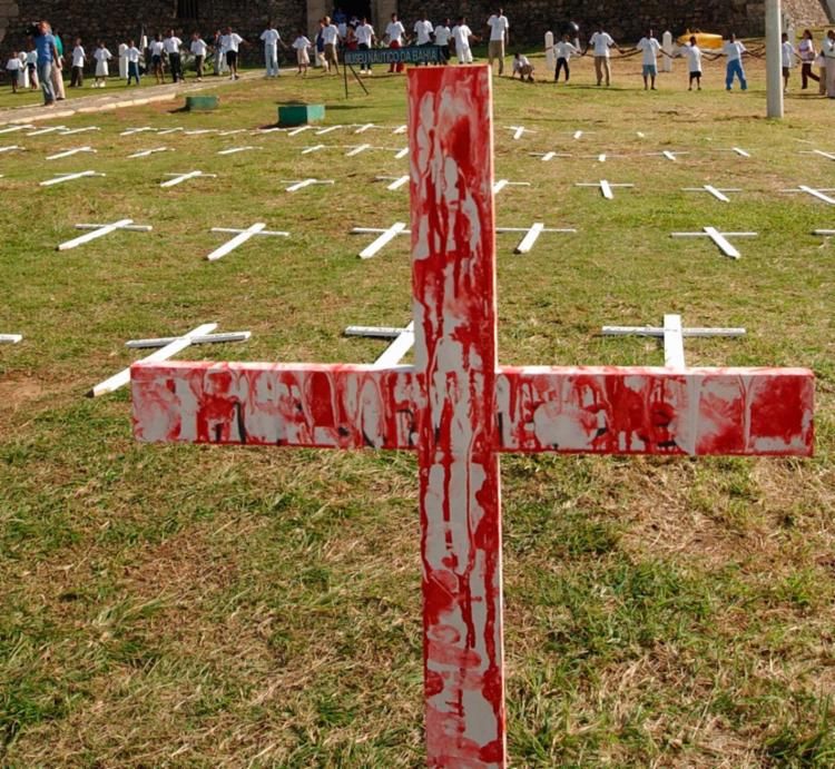 Apenas em 2015, foram mortos violentamente e intencionalmente 58.383 brasileiros (Foto: Carlos Casaes/Ag. A Tarde)