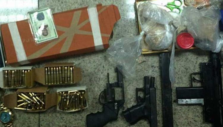 Armas como uma submetralhadora foram encontradas com suspeito