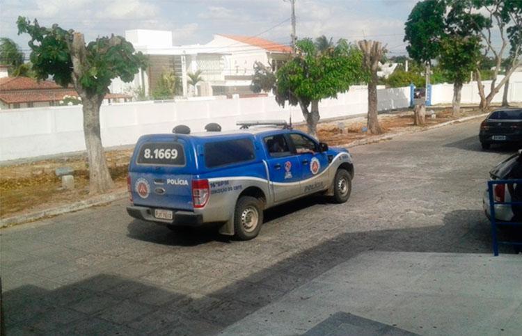 PMs e conselheiros tutelares estiveram na casa da família da menina (Foto: Raimundo Mascarenhas/Reprodução/Calila Notícias)