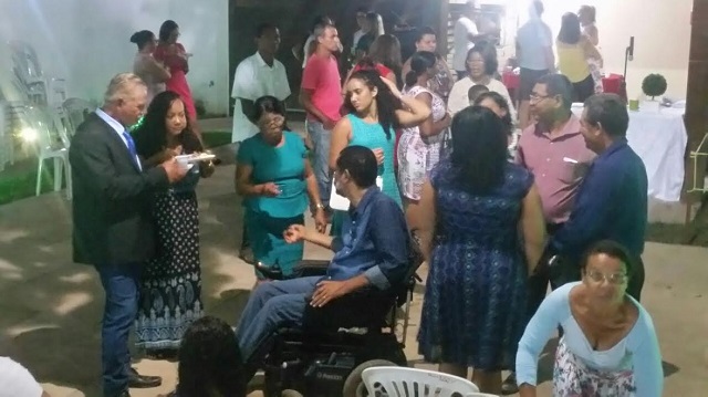 (...)enquanto adoram a Jesus Cristo, e recebem d’Ele mensagens edificantes para suas vidas, o grupo degusta literalmente um churrasco de carne charque. (Foto: Monica Franco) (...)enquanto adoram a Jesus Cristo, e recebem d’Ele mensagens edificantes para suas vidas, o grupo degusta literalmente um churrasco de carne charque. (Foto: Monica Franco)