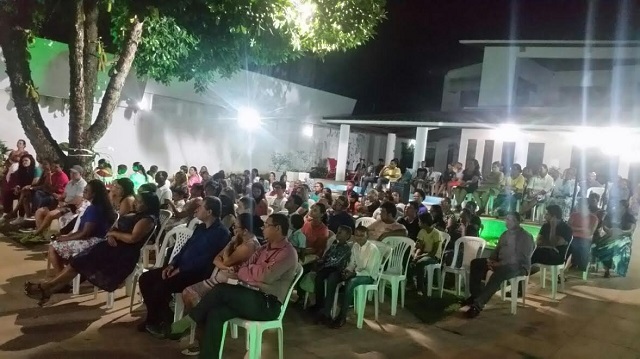 Joílson Gregório, na segunda fila, ao lado da esposa, Renata Gregório (blusa vermelha), com os três filhos. (Foto: Monica Franco) Joílson Gregório, na segunda fila, ao lado da esposa, Renata Gregório (blusa vermelha), com os três filhos. (Foto: Monica Franco)