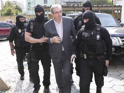 Acompanhado por agentes, o ex-deputado Eduardo Cunha (PMDB-RJ) (Foto: Guilherme Pupo/Folhapress)