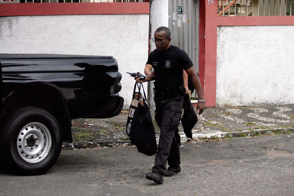 PF apreende documentos na sede do PT em Salvador (Foto: Edilson Lima | Ag. A TARDE)