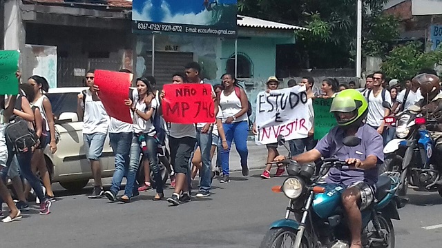 Com cartazes e gritos de guerra os estudantes deixaram claro que a PEC é uma medida de retrocesso aos investimentos na educação e saúde (Foto: Bispo da Cultura)