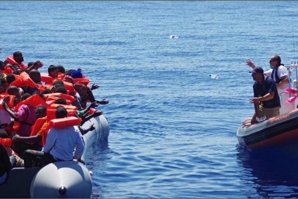Guarda costeira italiana resgata imigrantes no Mediterrâneo (Foto:Lusa/EPA/MOAS.EU - Direitos Reservados) Guarda costeira italiana resgata imigrantes no Mediterrâneo (Foto:Lusa/EPA/MOAS.EU - Direitos Reservados)