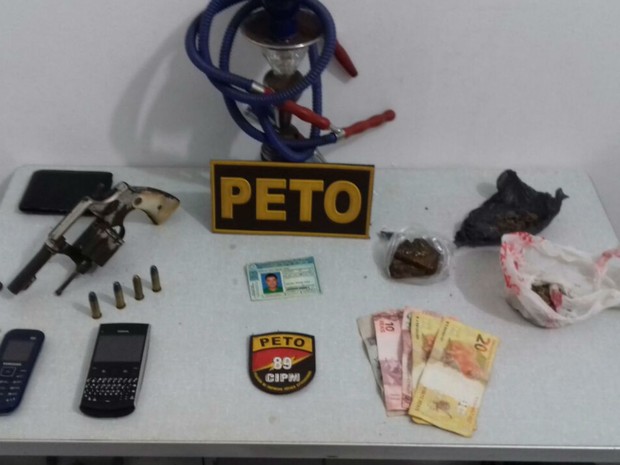 PM apreendeu drogas e revólver com o suspeito morto (Foto: Divulgação/Polícia Militar) PM apreendeu drogas e revólver com o suspeito morto (Foto: Divulgação/Polícia Militar)