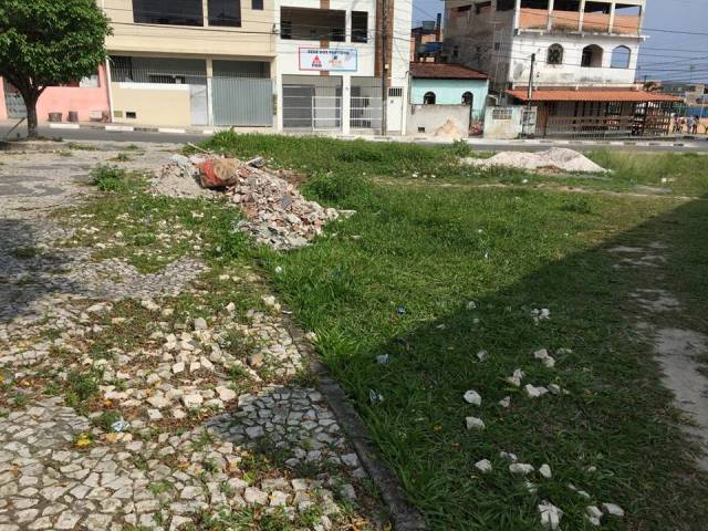 O local está tomado por mato, lixo e material de sobras de construção O local está tomado por mato, lixo e material de sobras de construção