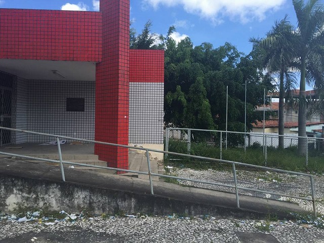 No imóvel localizado no fundo da Câmara de Camaçari, durante o dia é possível ver a sujeira que se acumula ao redor e à noite a falta de iluminação torna a região vizinha a praça do Ponto Certo um ambiente perigoso No imóvel localizado no fundo da Câmara de Camaçari, durante o dia é possível ver a sujeira que se acumula ao redor e à noite a falta de iluminação torna a região vizinha a praça do Ponto Certo um ambiente perigoso