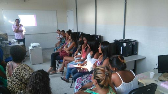 Jovens são orientadas sobre o combate à violência doméstica