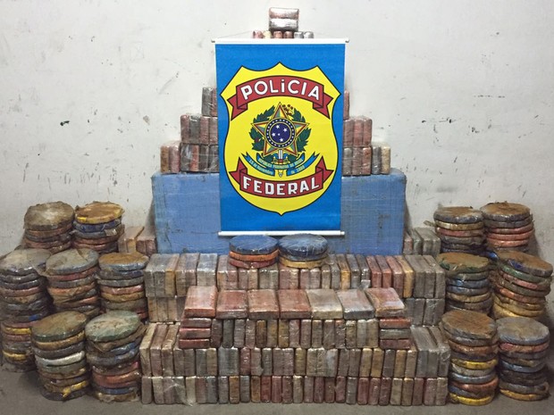 Droga foi achada em caminhão e galpão em Lauro de Freitas (Foto: Divulgação/ Polícia Federal) Droga foi achada em caminhão e galpão em Lauro de Freitas (Foto: Divulgação/ Polícia Federal)