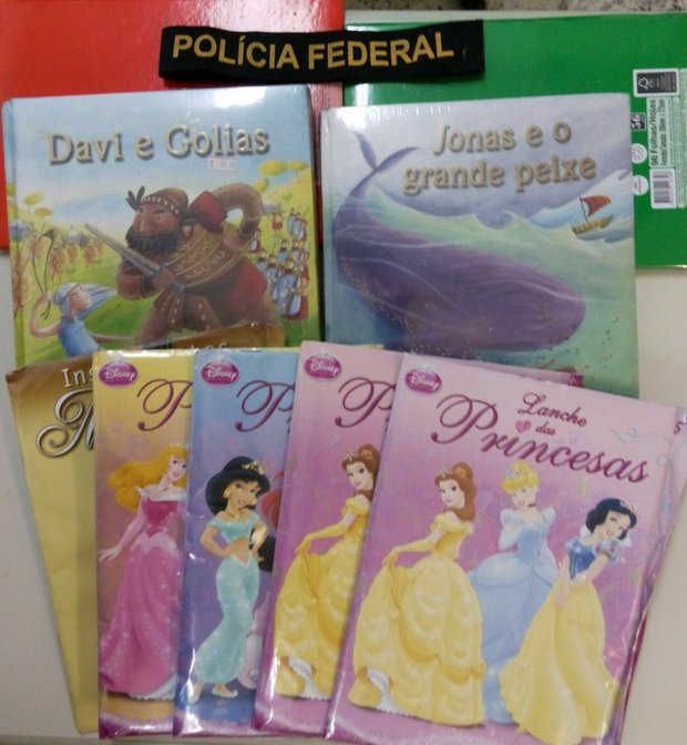 Cinco quilos de cocaína distribuídos em capas de livros infantis foram detectados no raio-x do aeroporto (Foto: Divulgação/PF) Cinco quilos de cocaína distribuídos em capas de livros infantis foram detectados no raio-x do aeroporto (Foto: Divulgação/PF)