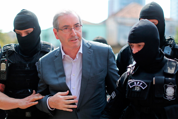 Cunha deixa IML de Curitiba após exame de corpo de delito (Foto: AFP)