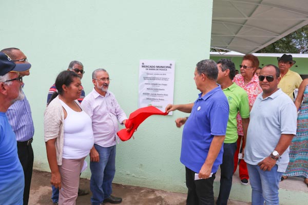 No ato de entrega, o prefeito Ademar Delgado aproveitou para conversar com os permissionários que trabalham no espaço comercial